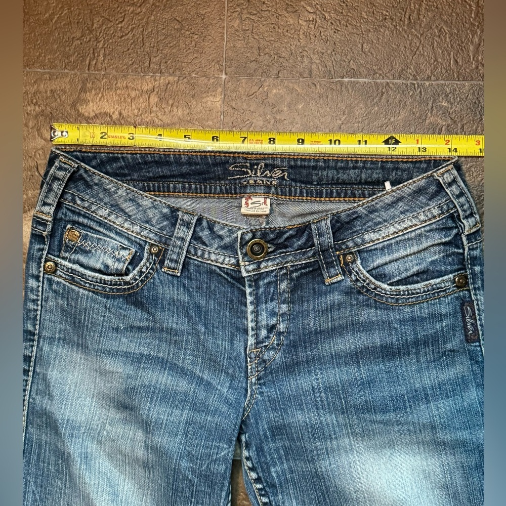 Women’s Silver Capri Jeans Size 27 Medium Wash Distressed - Picture 2 of 5
